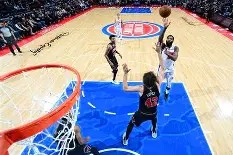 马刺击败鹈鹕获得胜利，整体进攻体系稳定()