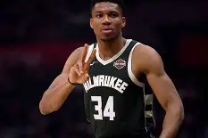 开云体育app-雄鹿球星安戴托昆波在场下庆祝同队胜利()