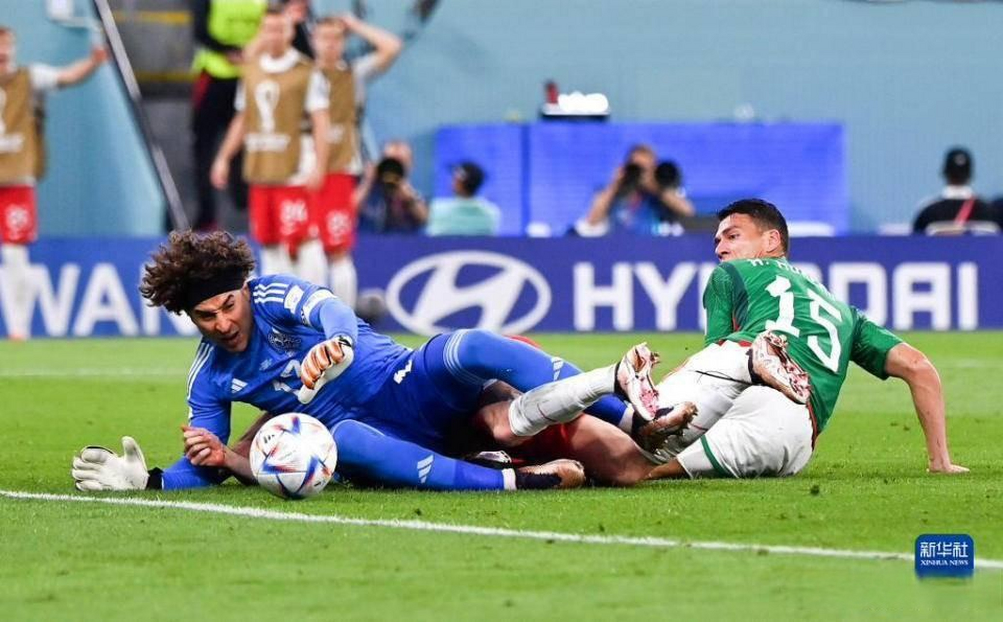 卡利亚里门将飞身扑救，帮助球队保持不败()  第1张