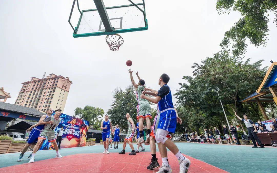 开云体育sports-描写篮球场上球员风姿的优美与段  第2张