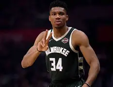 开云体育app-雄鹿球星安戴托昆波在场下庆祝同队胜利()  第1张