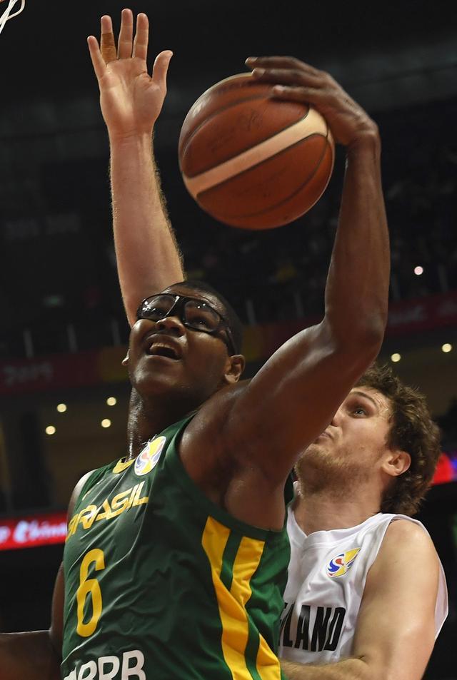开云体育娱乐app-巴西篮球联赛：里约热内卢队拔得头筹，发起进攻()  第1张
