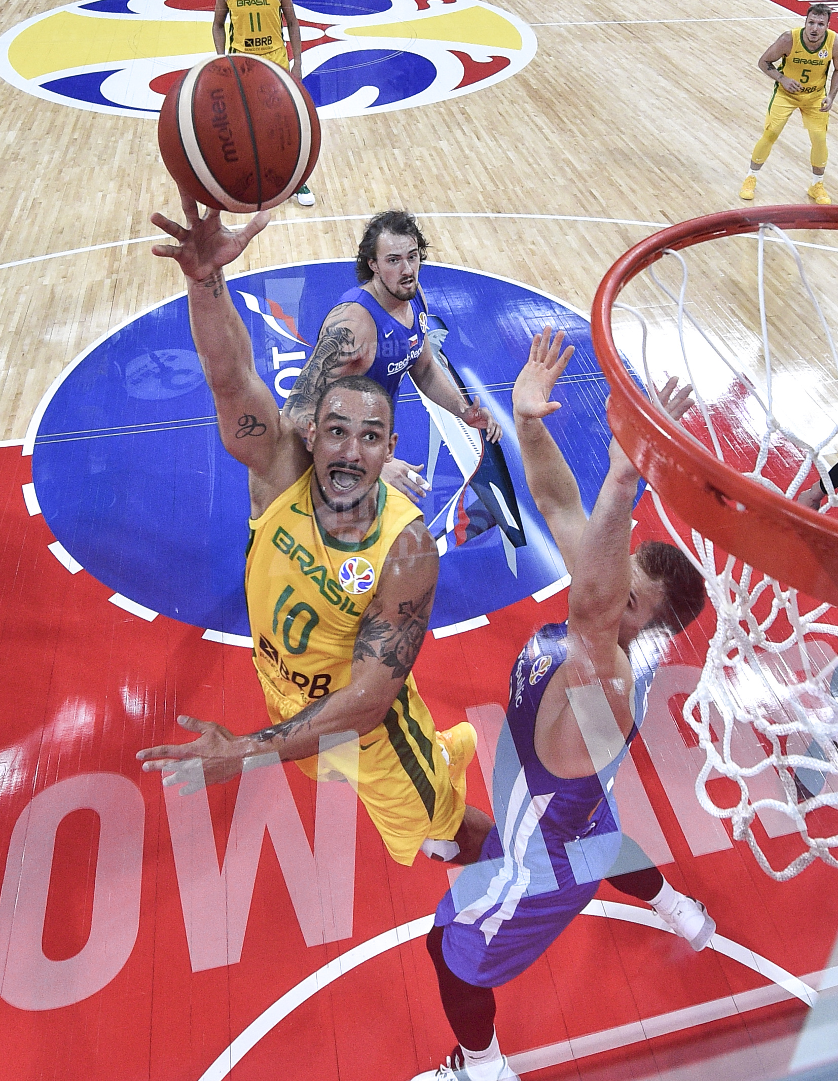 开云体育娱乐app-巴西篮球联赛：里约热内卢队拔得头筹，发起进攻()  第2张