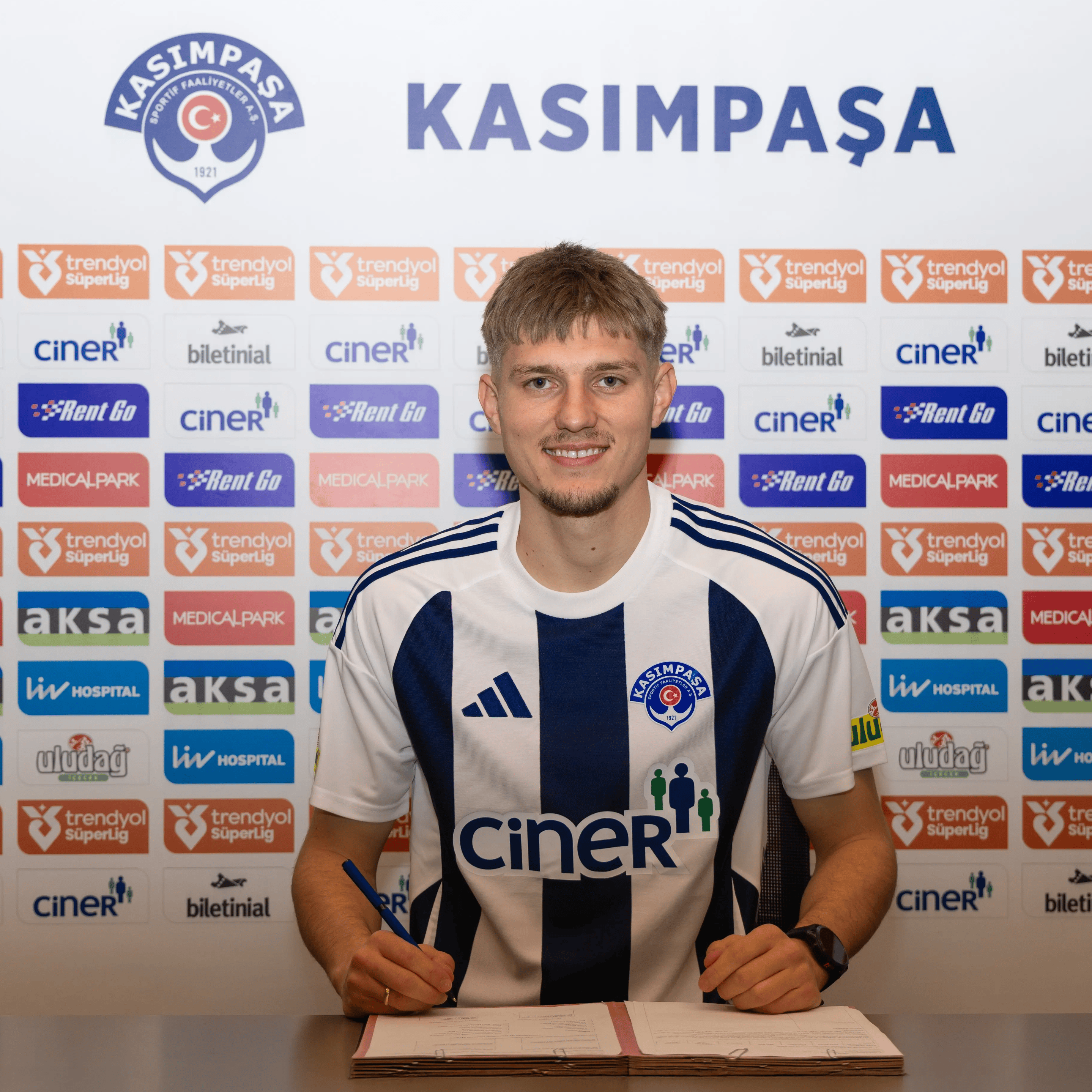 开云体育sports-佛罗伦萨中场在比赛中受伤，或将缺席下一场()  第1张