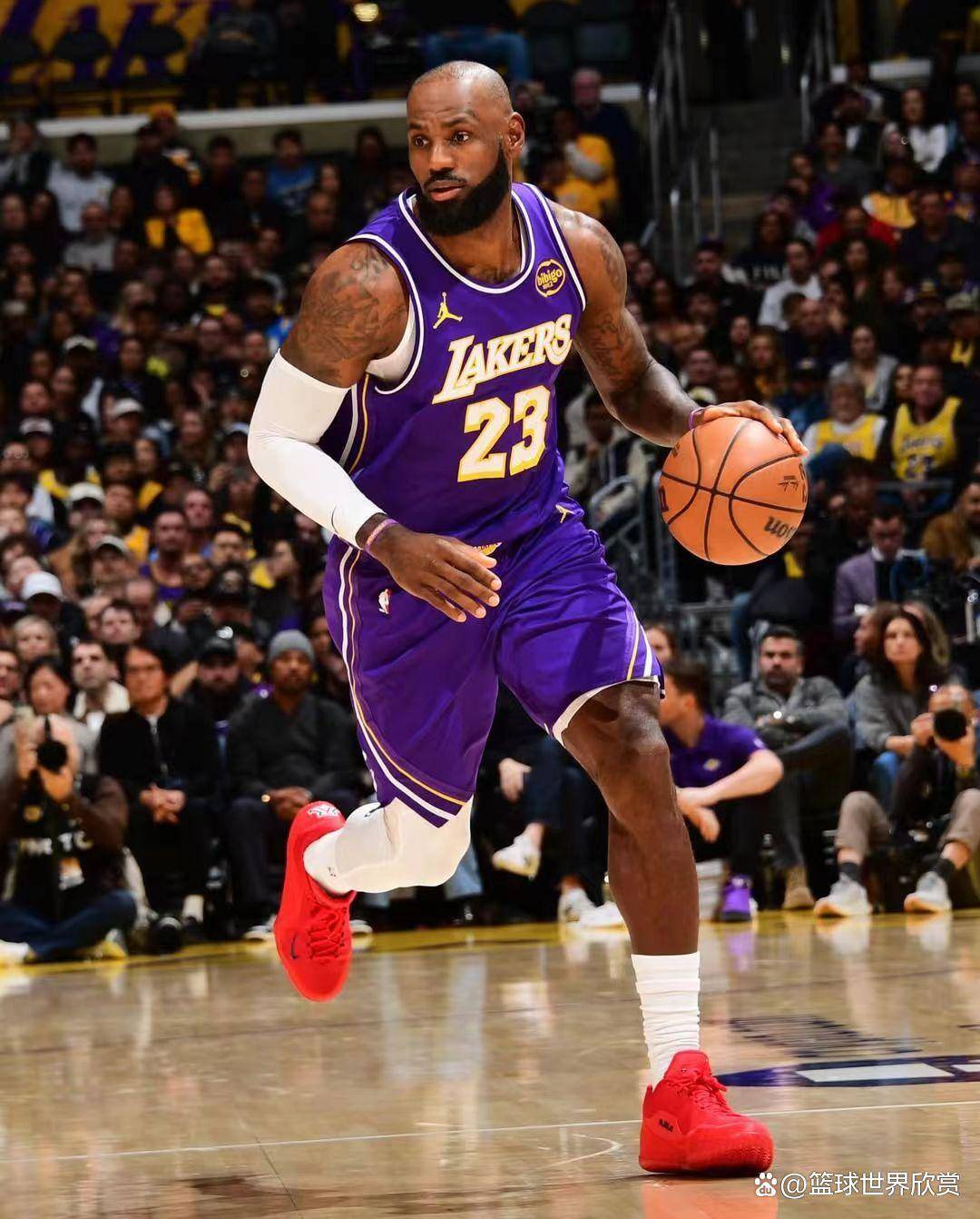 kysports-湖人球星詹姆斯再次刷新历史记录，成为焦点人物()  第1张